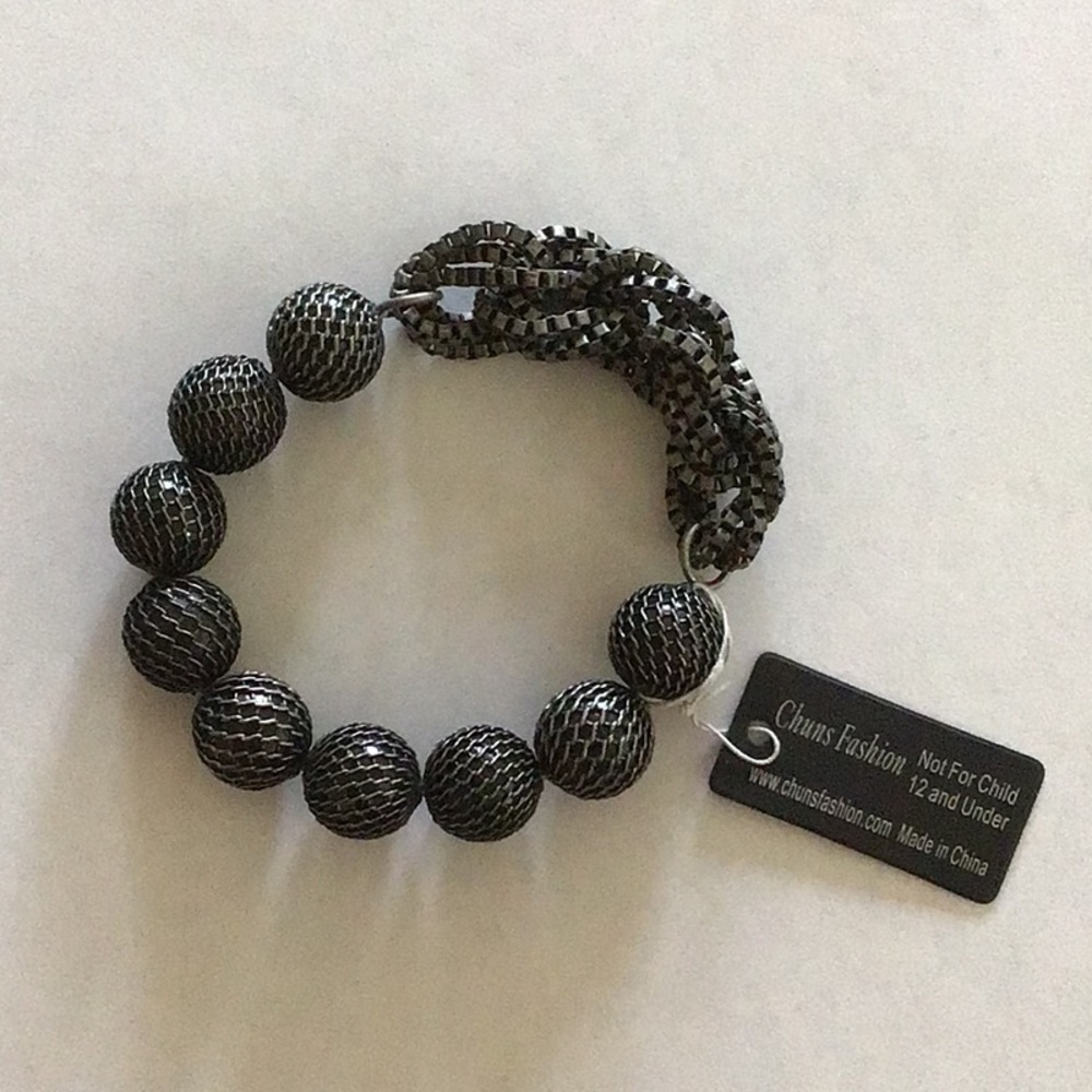 Sleek Black and Gray Bracelet with Modern Design
